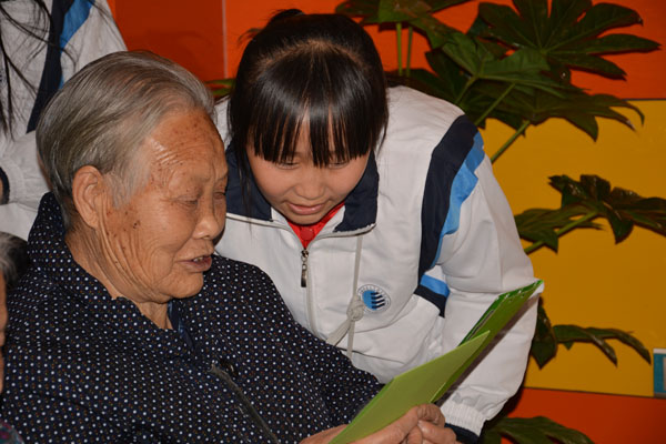 与老人分享贺卡.JPG