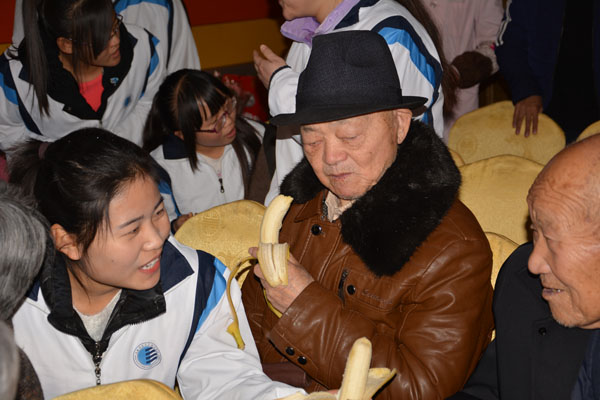 送老人水果.JPG