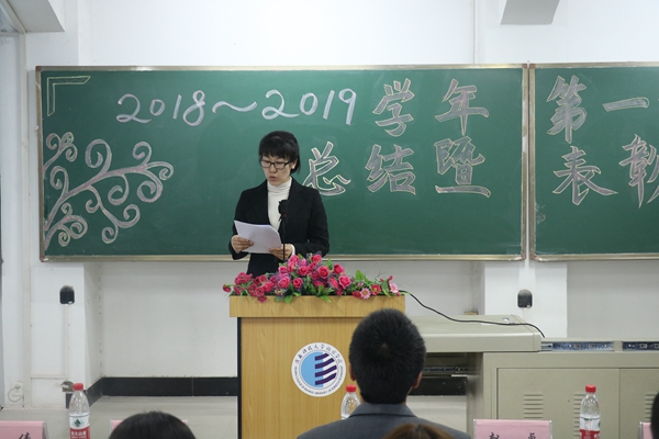 6.王颖老师宣读获奖名单.jpg
